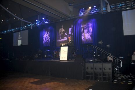 Minnik Chartered Accountants - Australia Zoo - Paul de Gelder Navy Diver Shark Attack Survivor Pays Tribute to Steve Irwin